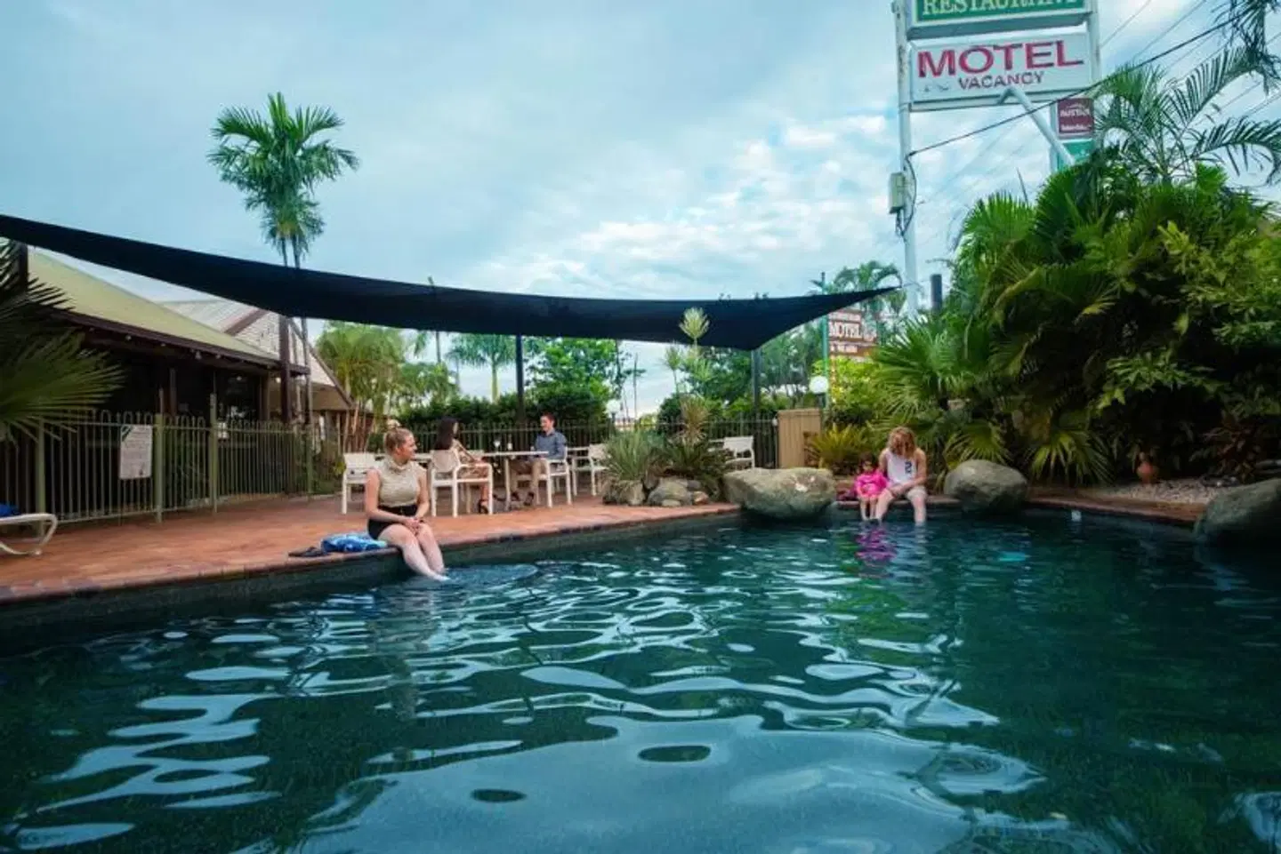 Glenmore Palms Motel OUTDOOR_POOL