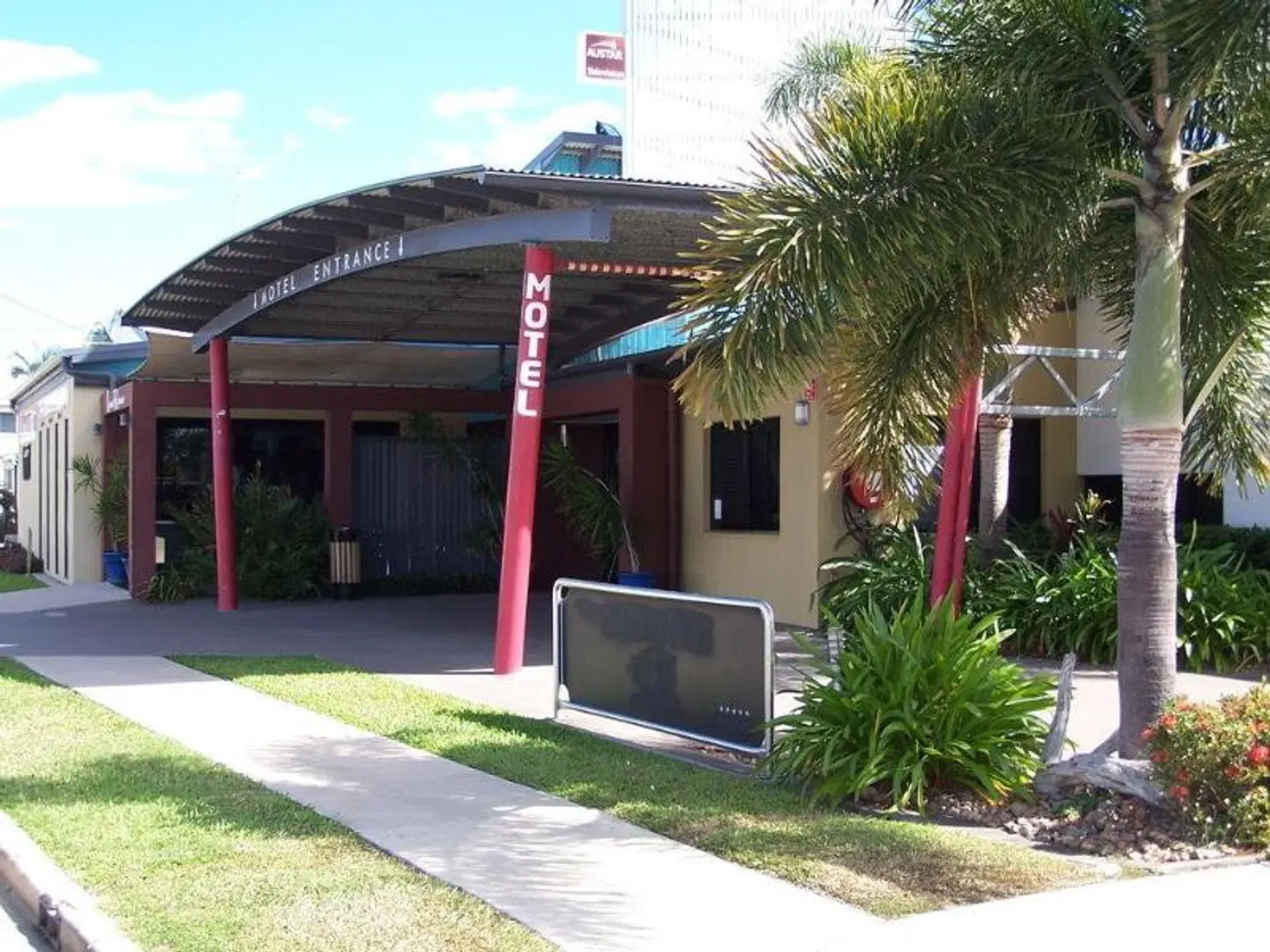 Ayr Traveller's Motel EXTERIOR