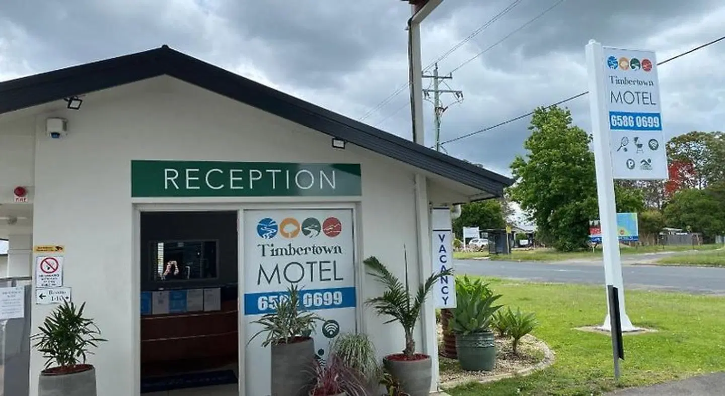 Timbertown Motel EXTERIOR