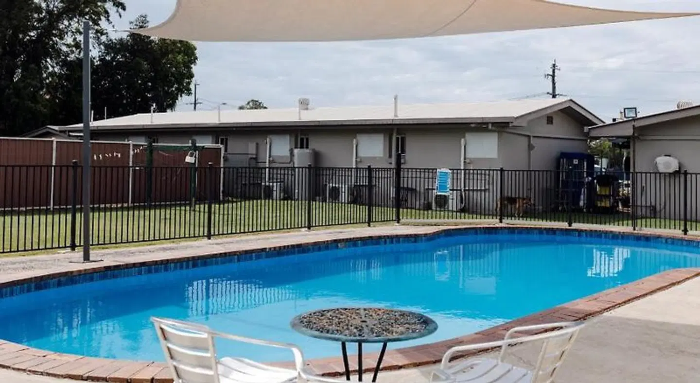 Starline Motor Inn OUTDOOR_POOL