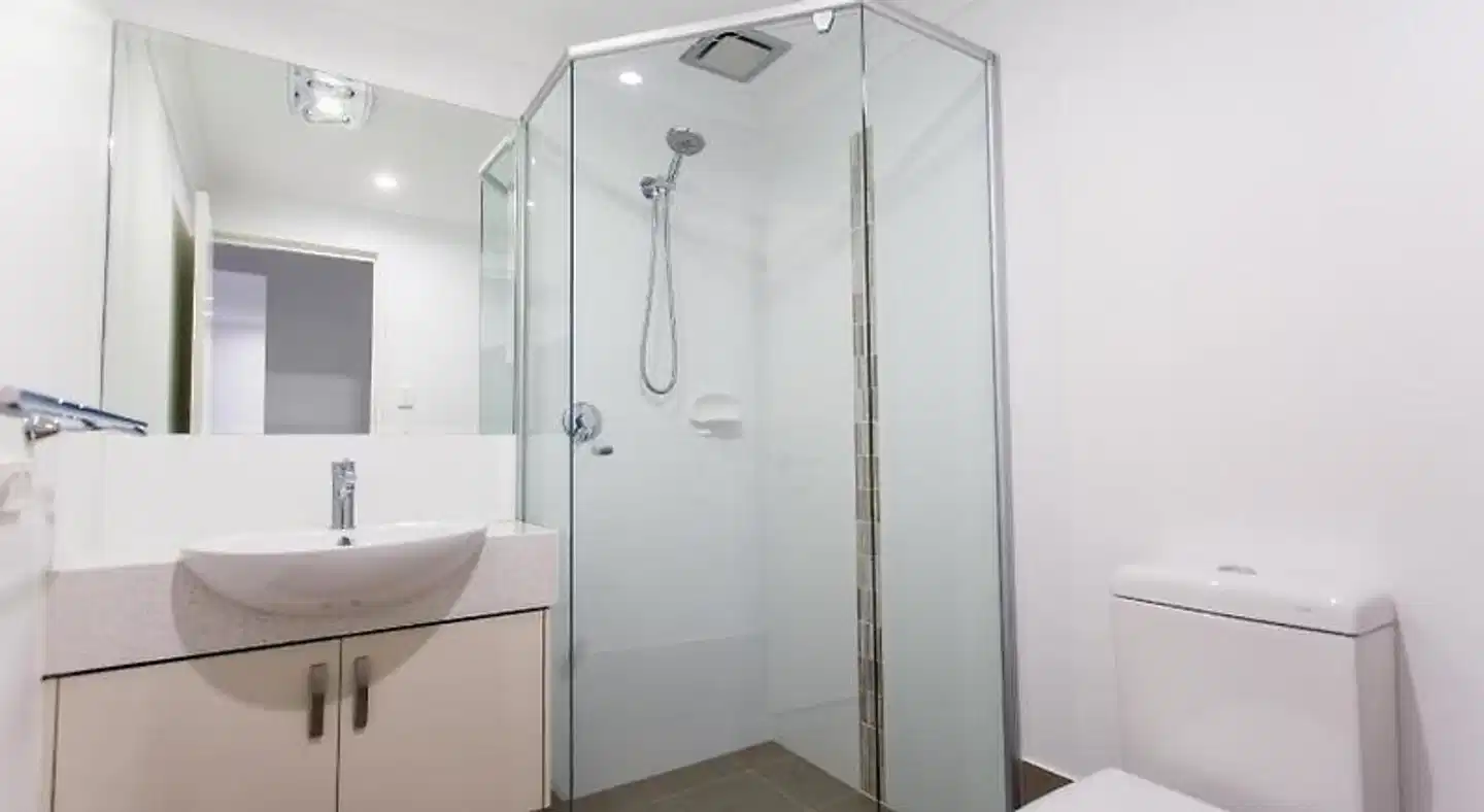 Reflections By Rockingham Apartments Badezimmer