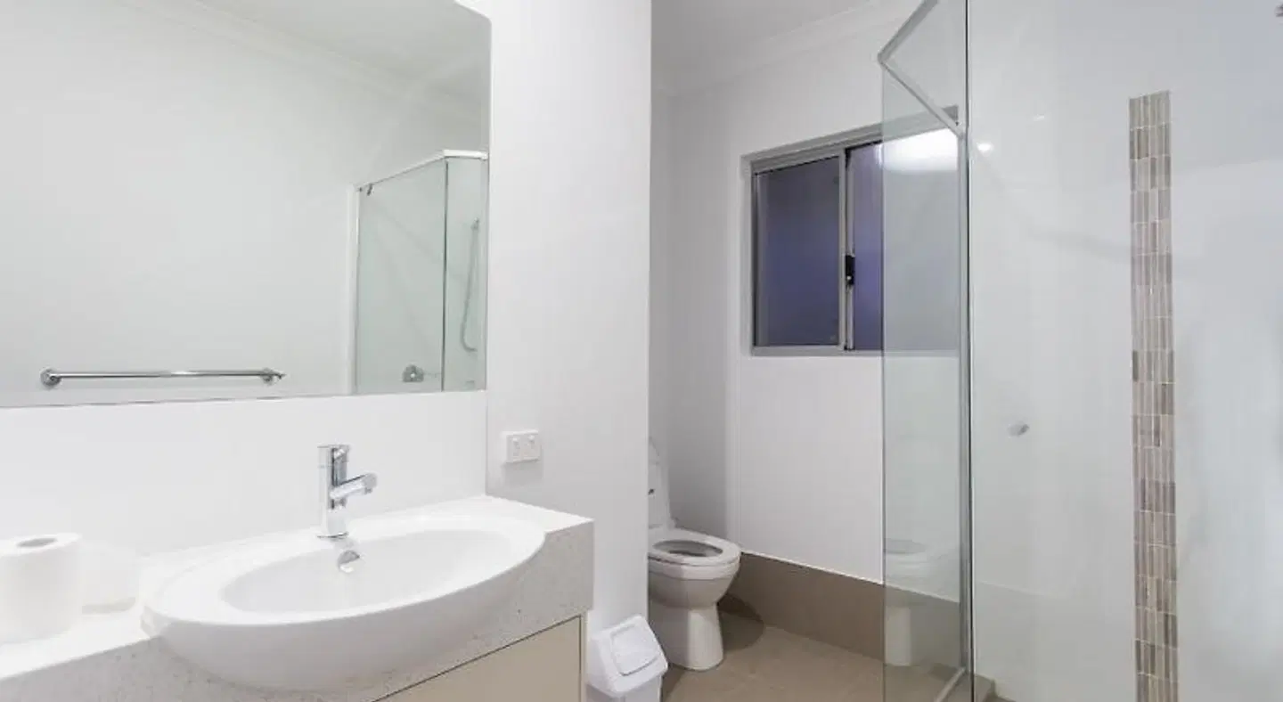 Reflections By Rockingham Apartments Badezimmer
