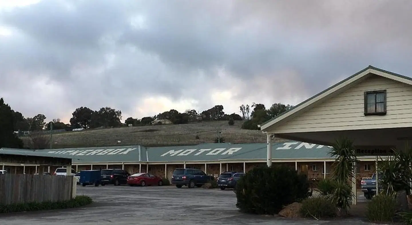 Tuckerbox Motor Inn EXTERIOR