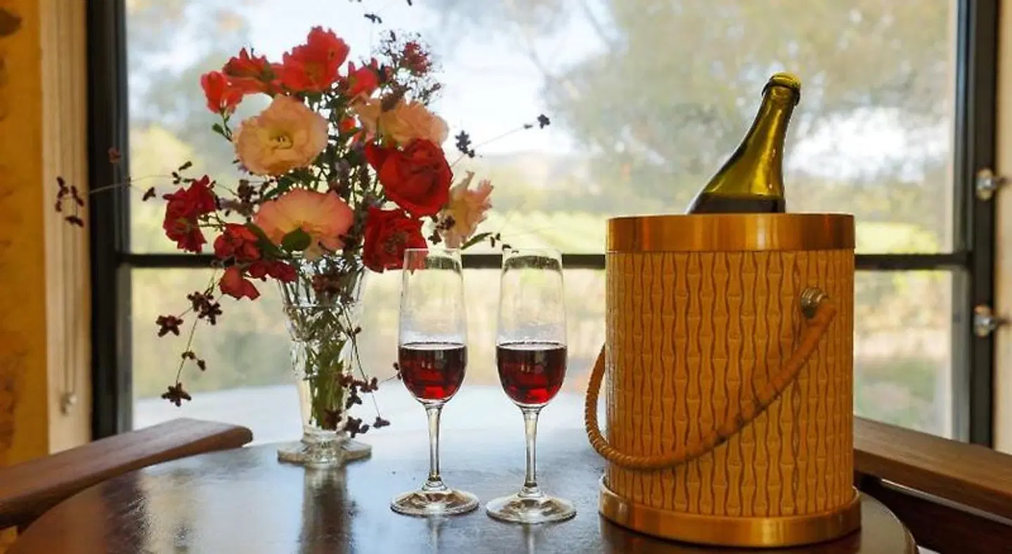 Old Chaff Mill Retreat - - luxury vineyard accommodation Bar