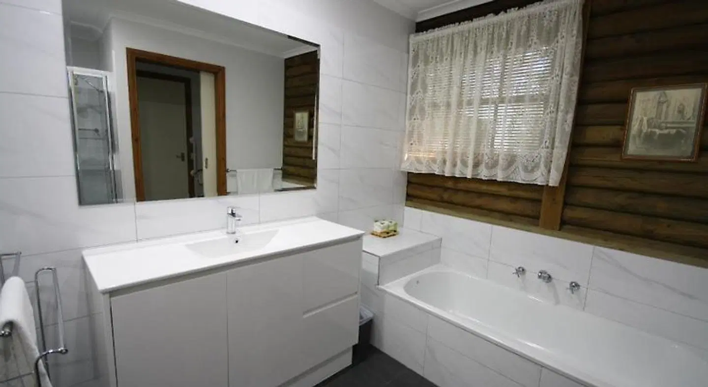 Halls Gap Log Cabins Badezimmer