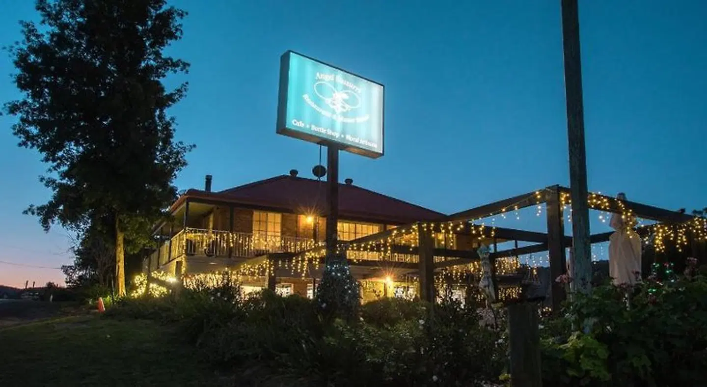 Angel Sussurri EXTERIOR