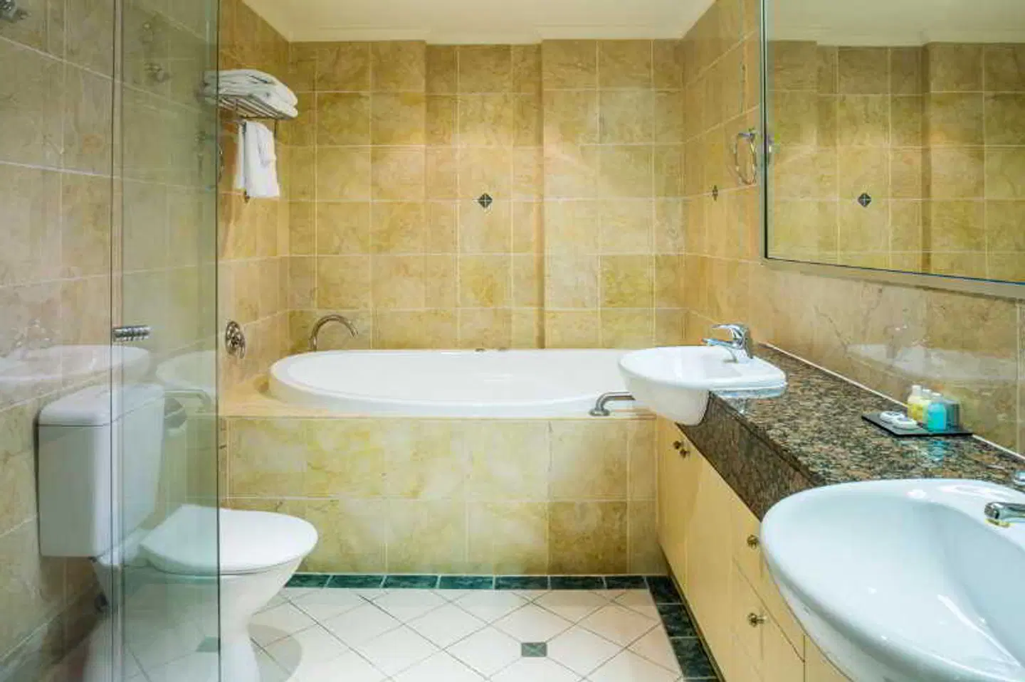 Sea Change Beachfront Apartments Badezimmer
