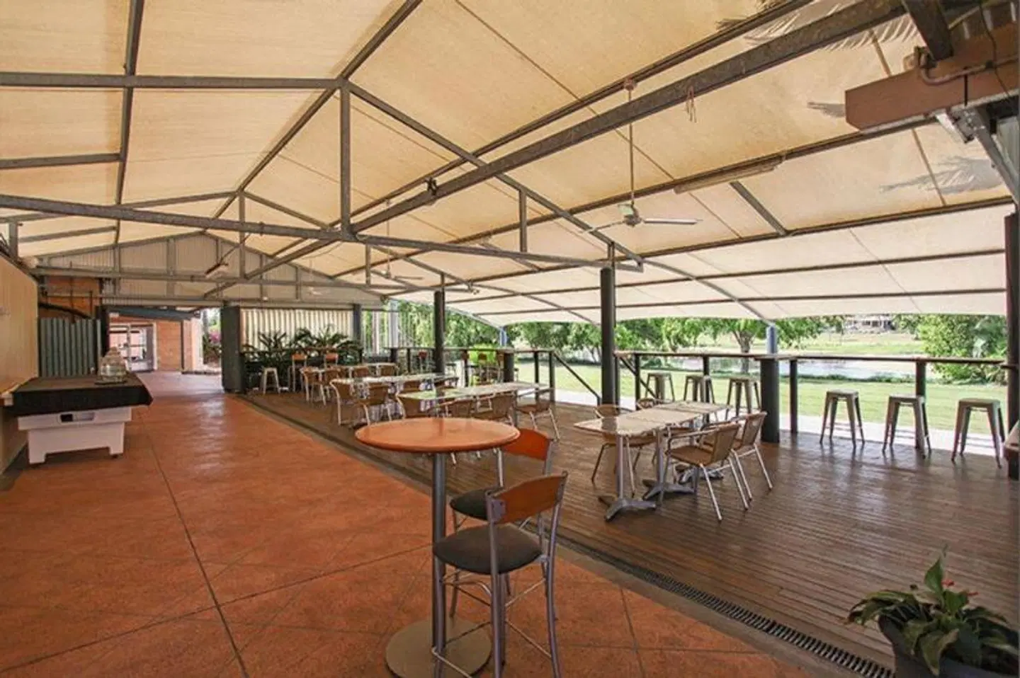 Windmill Motel and Reception Centre Bar