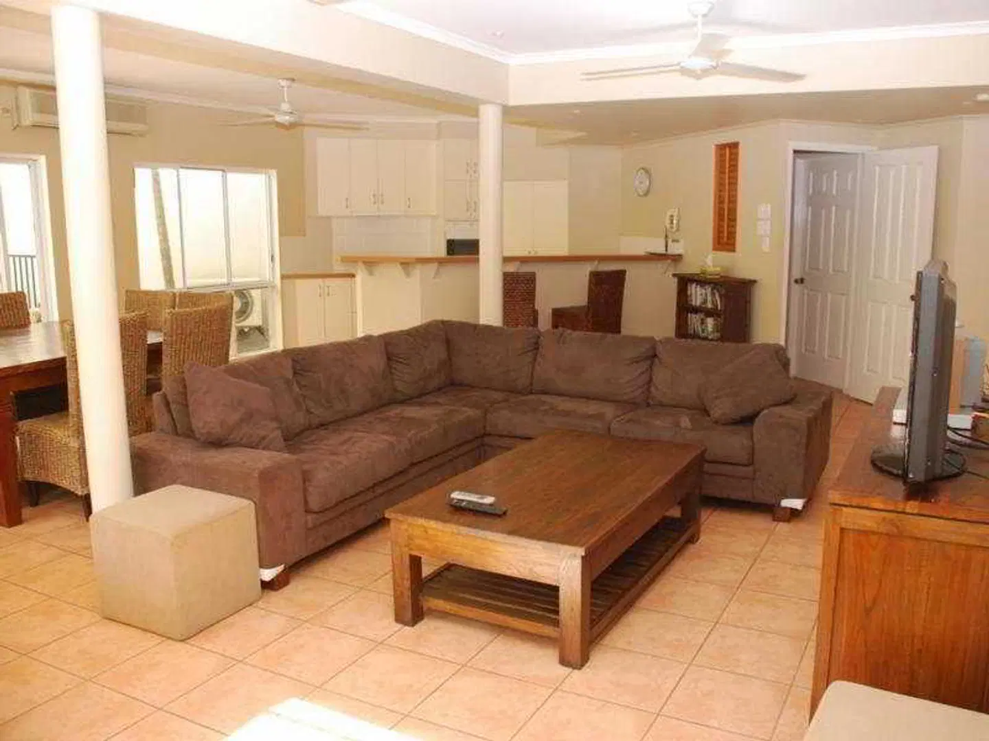 The Villas Palm Cove LOUNGE_LOBBY