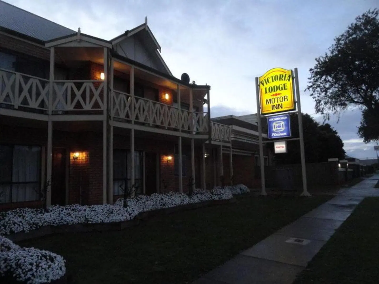 Victoria Lodge Motor Inn & Apartments EXTERIOR