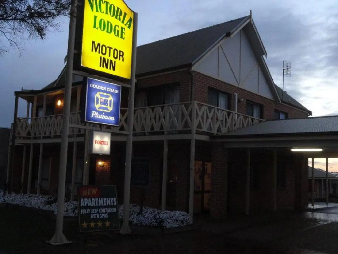 Victoria Lodge Motor Inn & Apartments EXTERIOR