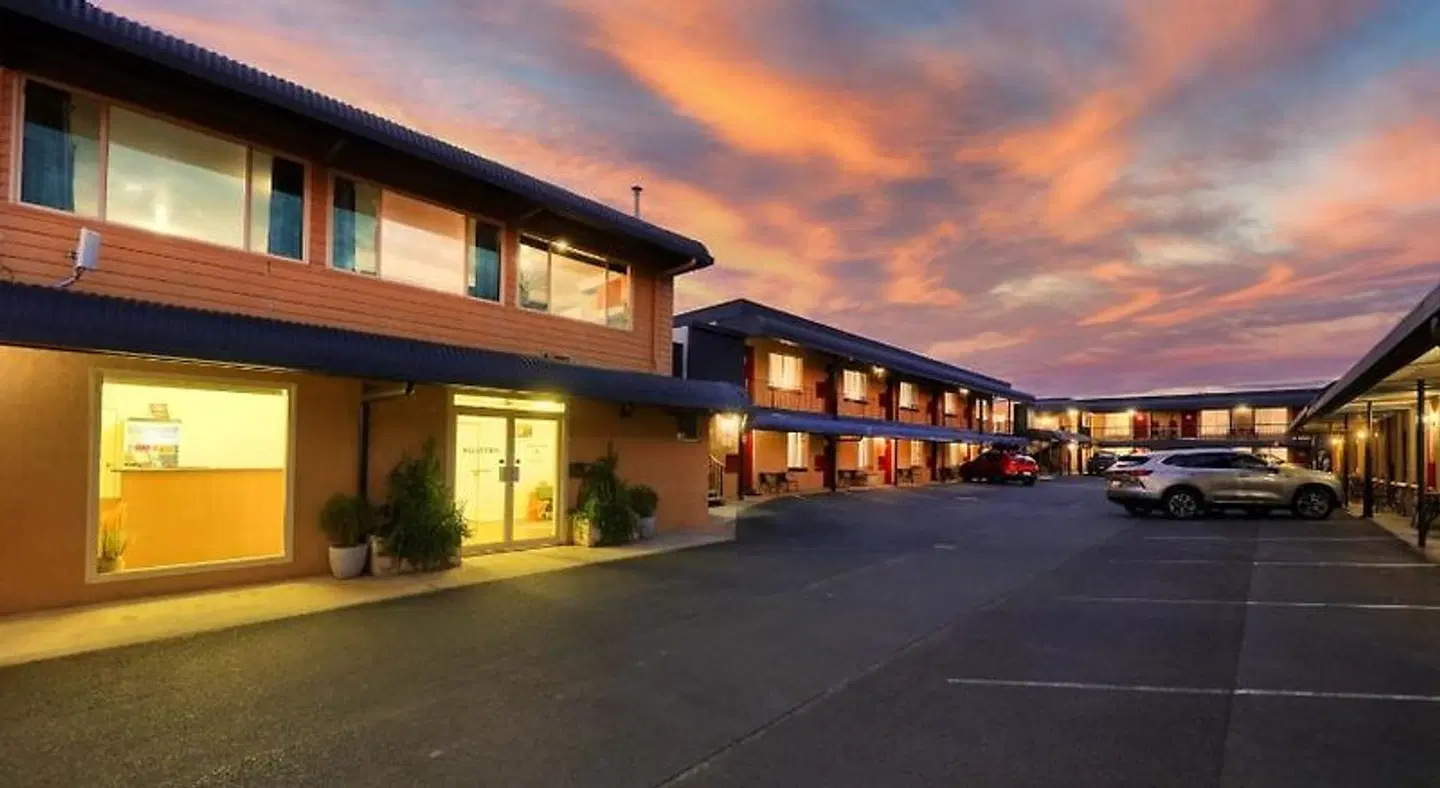 Ashton Townhouse Motel & Suites EXTERIOR