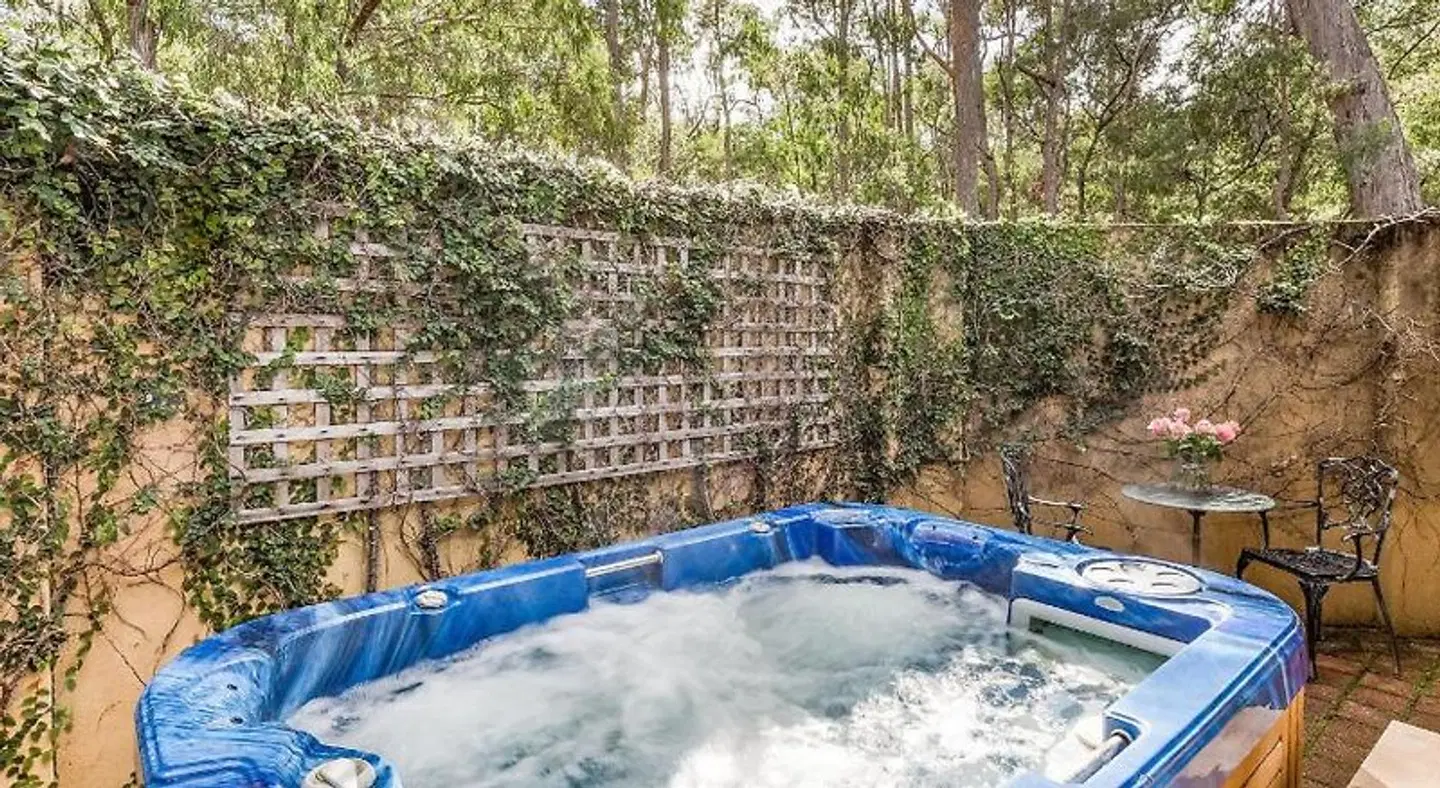 The Grove Distillery & Brewery OUTDOOR_POOL