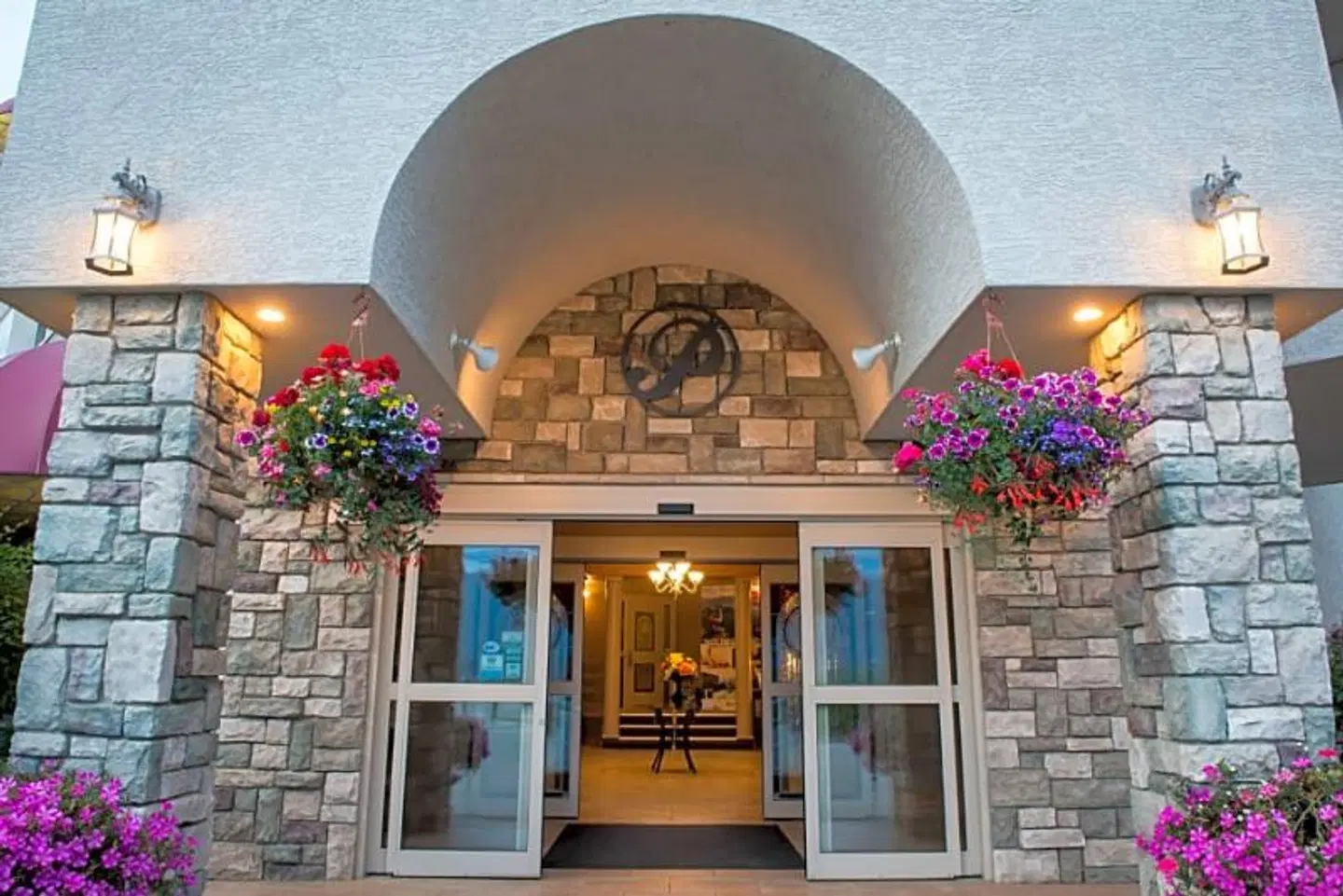 Hilltop Inn Salmon Arm EXTERIOR