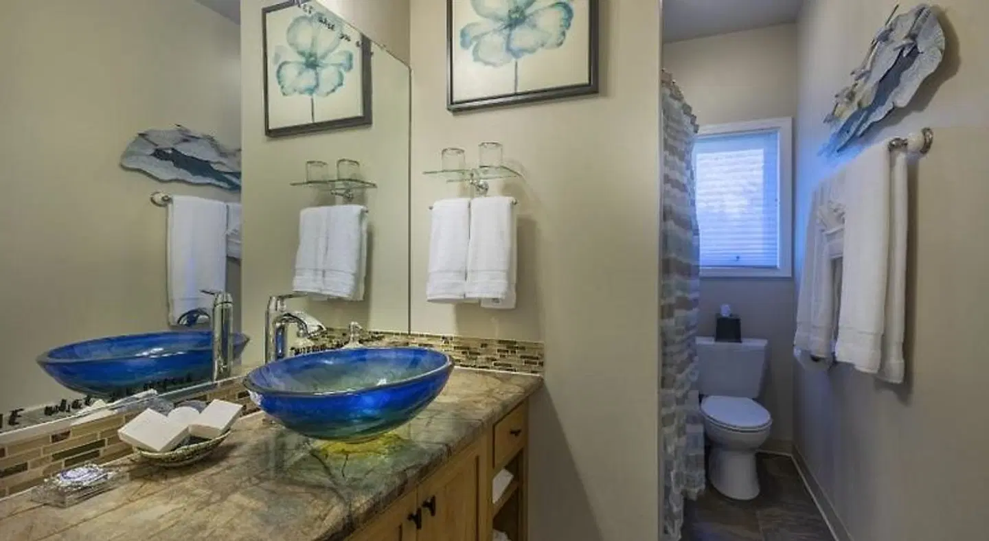 Tyee Lodge Oceanfront B&B Badezimmer