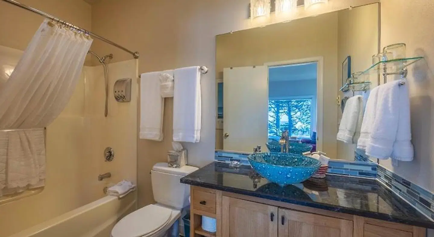 Tyee Lodge Oceanfront B&B Badezimmer