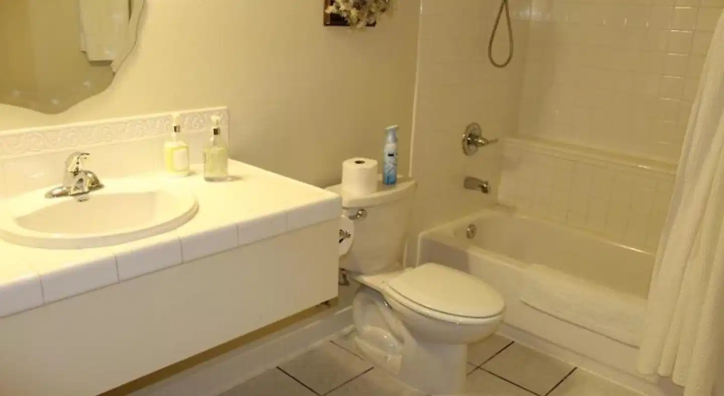 Maria's Creekside Badezimmer