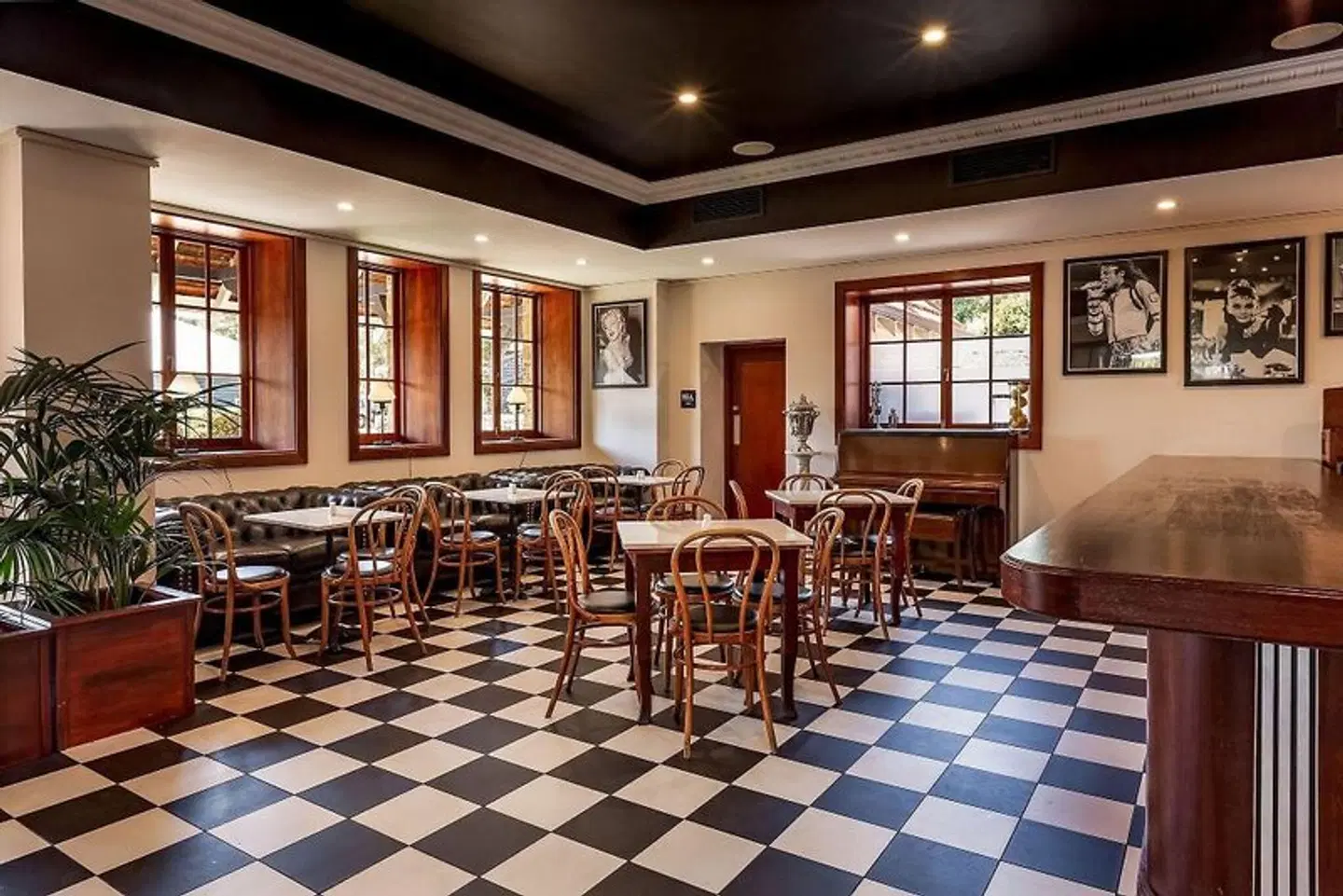 Caves House Hotel Bar