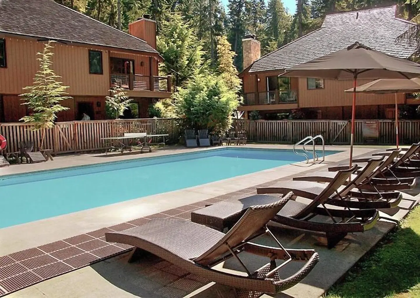 LOGE Alta Crystal OUTDOOR_POOL