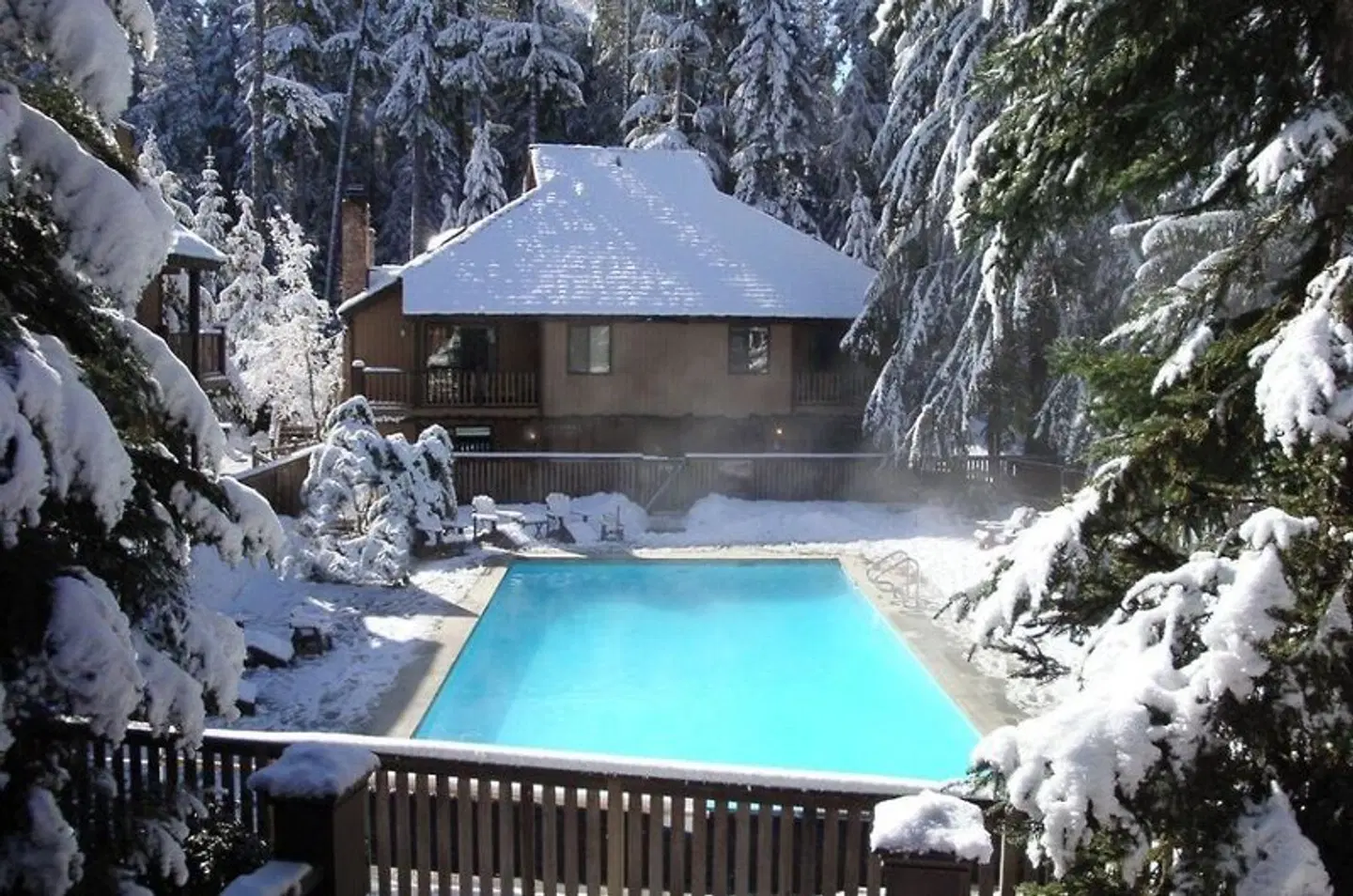 LOGE Alta Crystal OUTDOOR_POOL