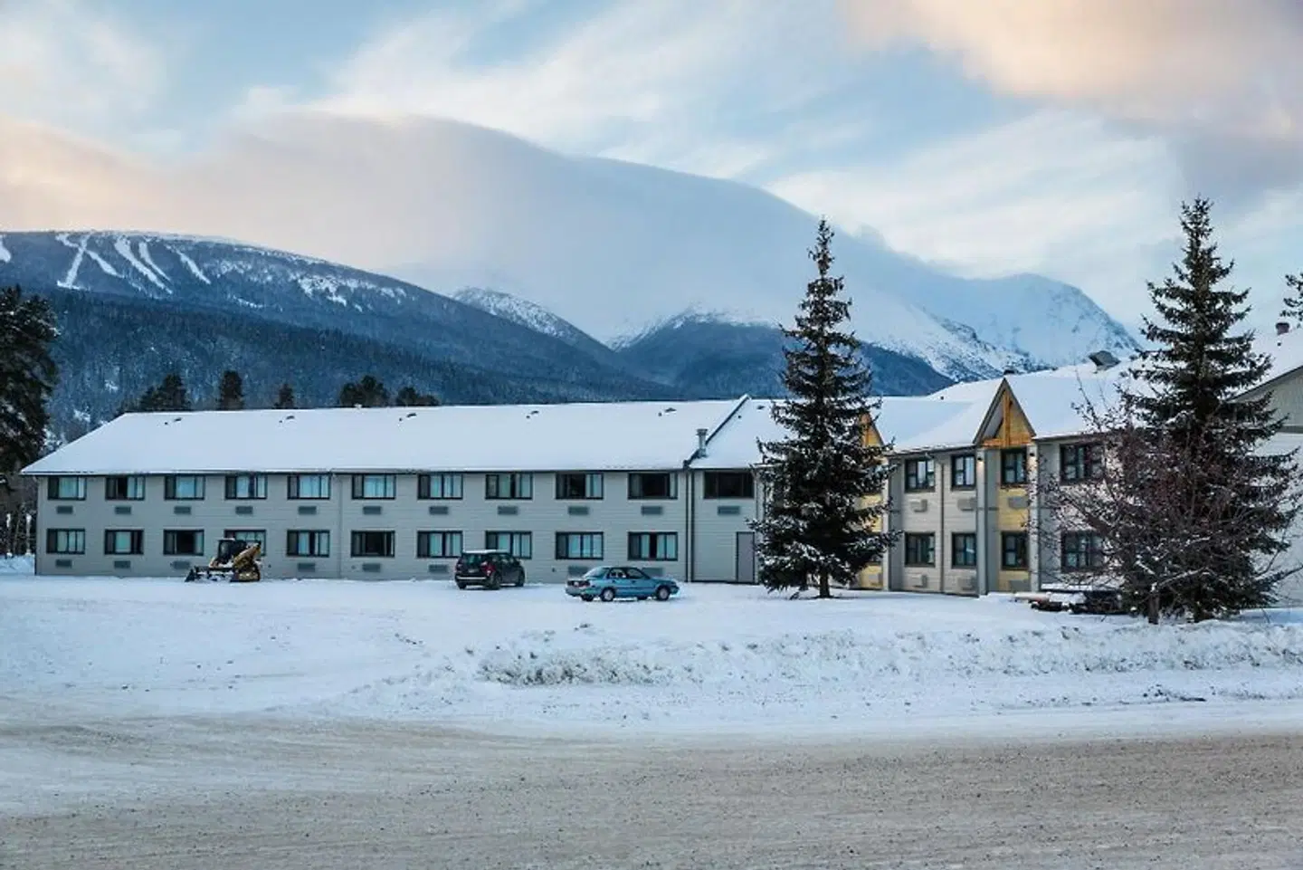 Prestige Hudson Bay Lodge EXTERIOR