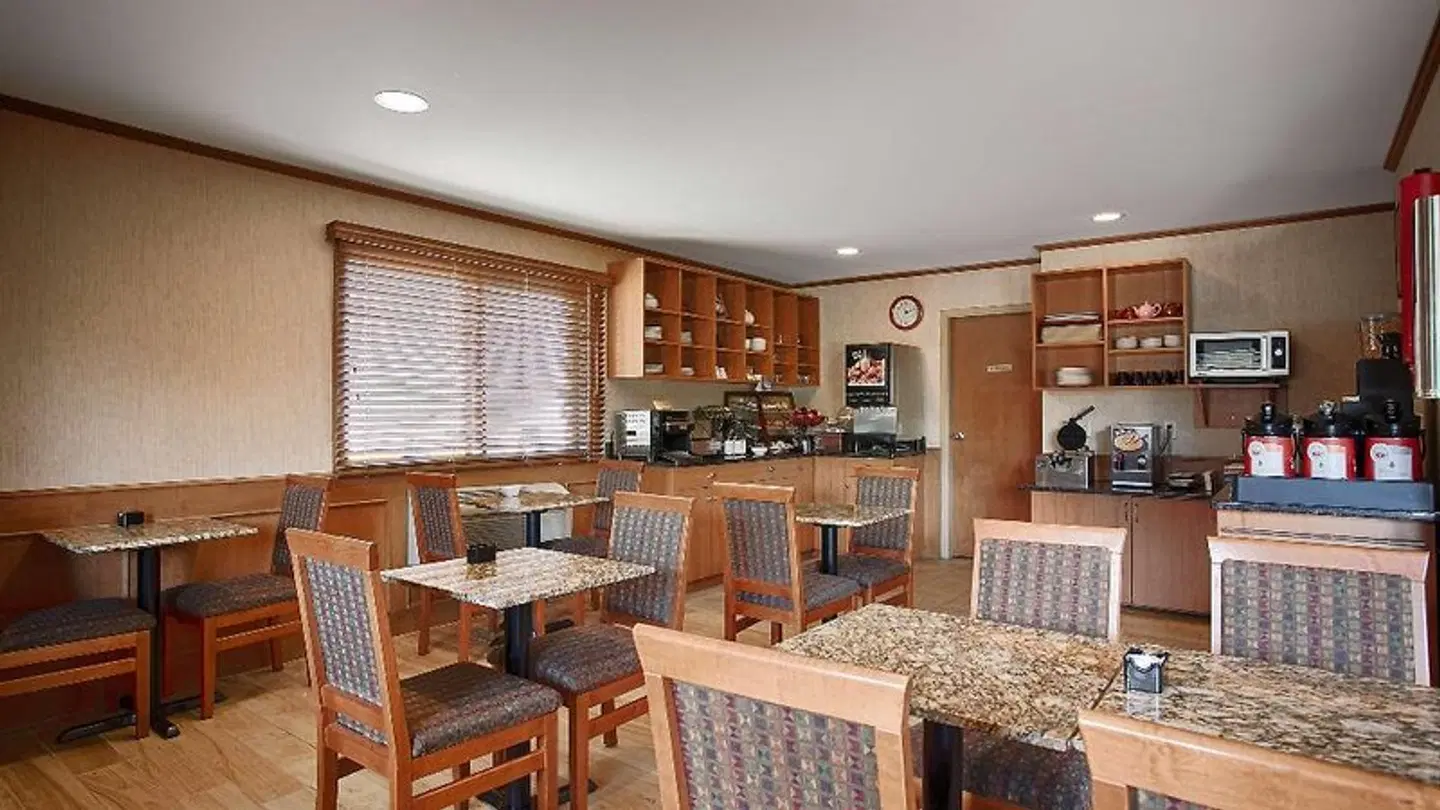 SureStay Plus Hotel by Best Western Salmon Arm Bar