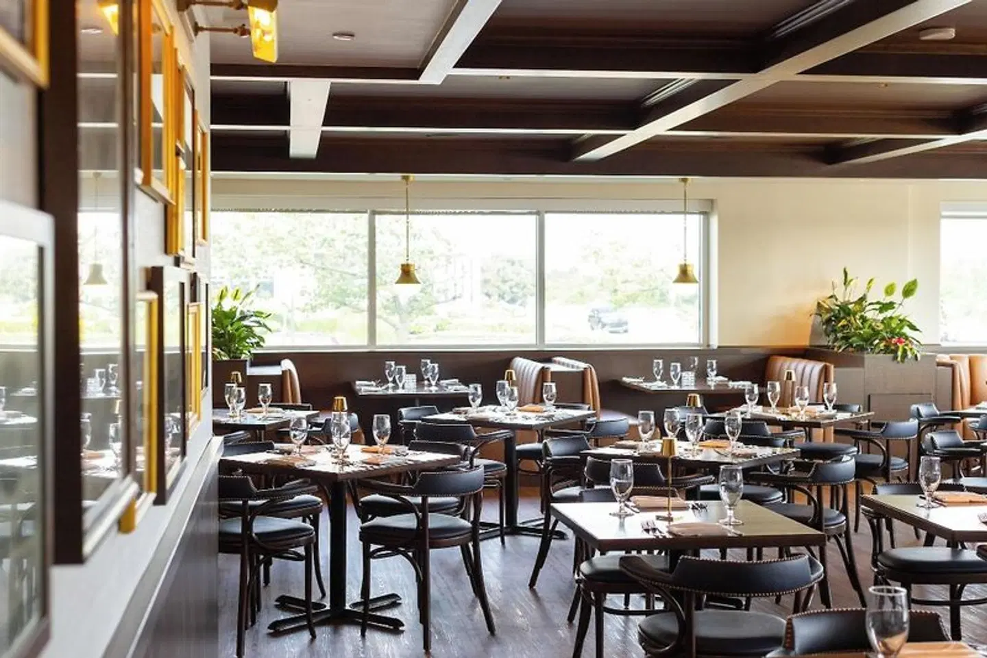 La Mer Beachfront Inn Restaurant