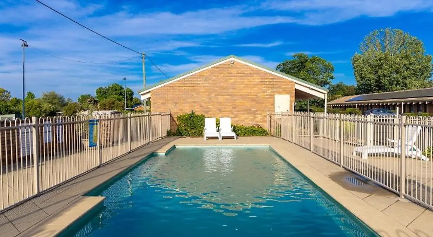 All Travellers Motor Inn OUTDOOR_POOL