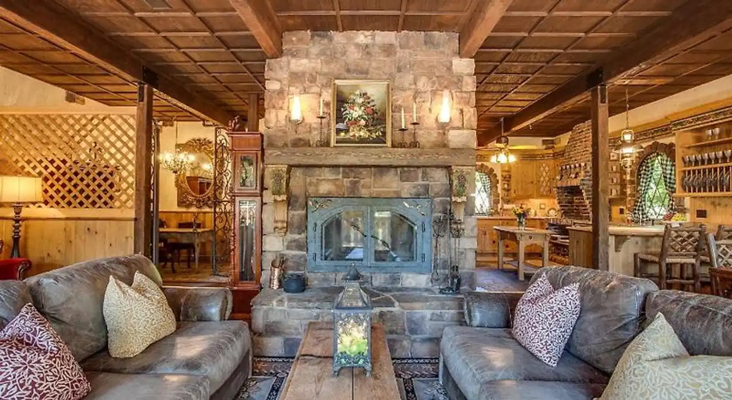 Storybook Riverside Inn Lobby