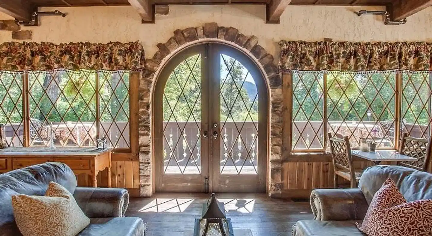 Storybook Riverside Inn Lobby