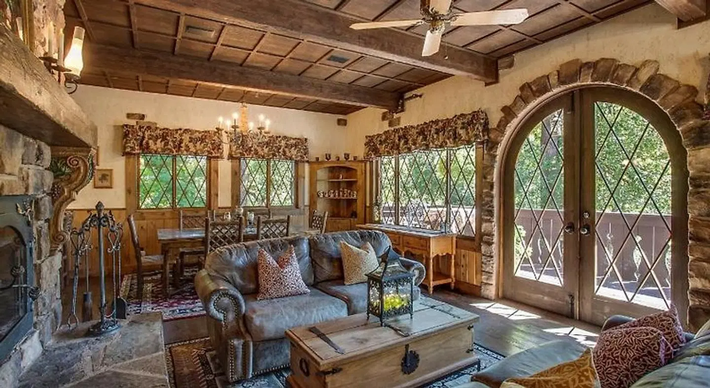 Storybook Riverside Inn Lobby