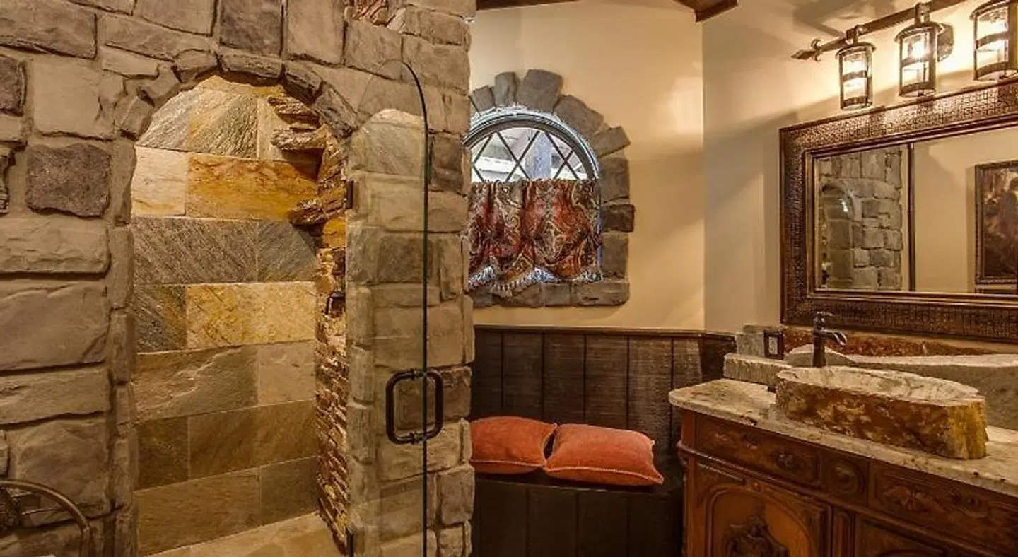 Storybook Riverside Inn Badezimmer