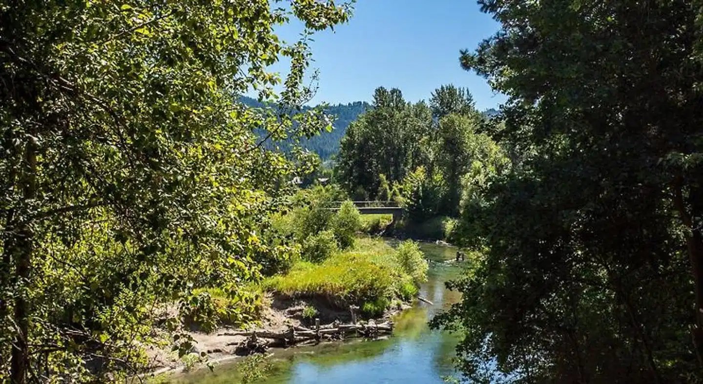 Storybook Riverside Inn Landschaft