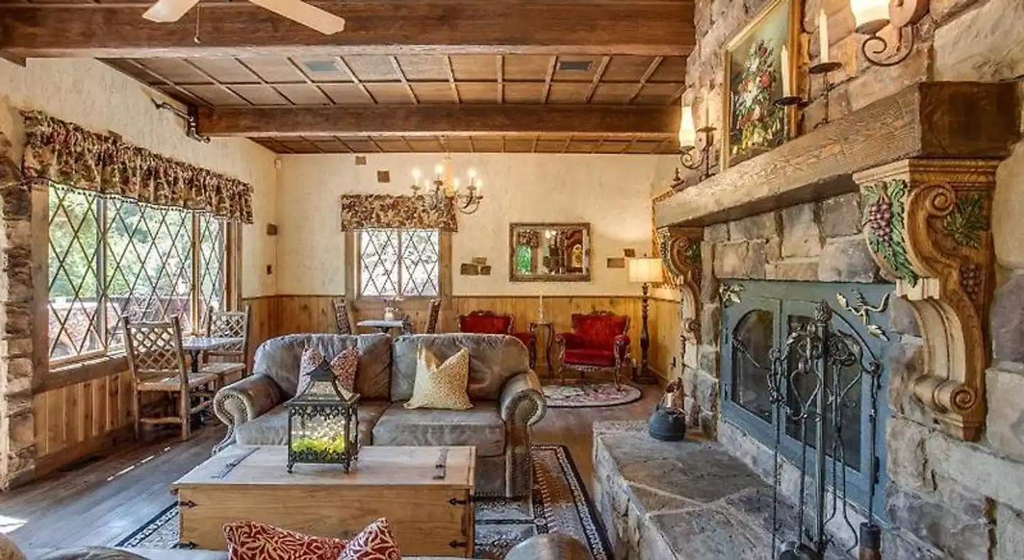 Storybook Riverside Inn Bar