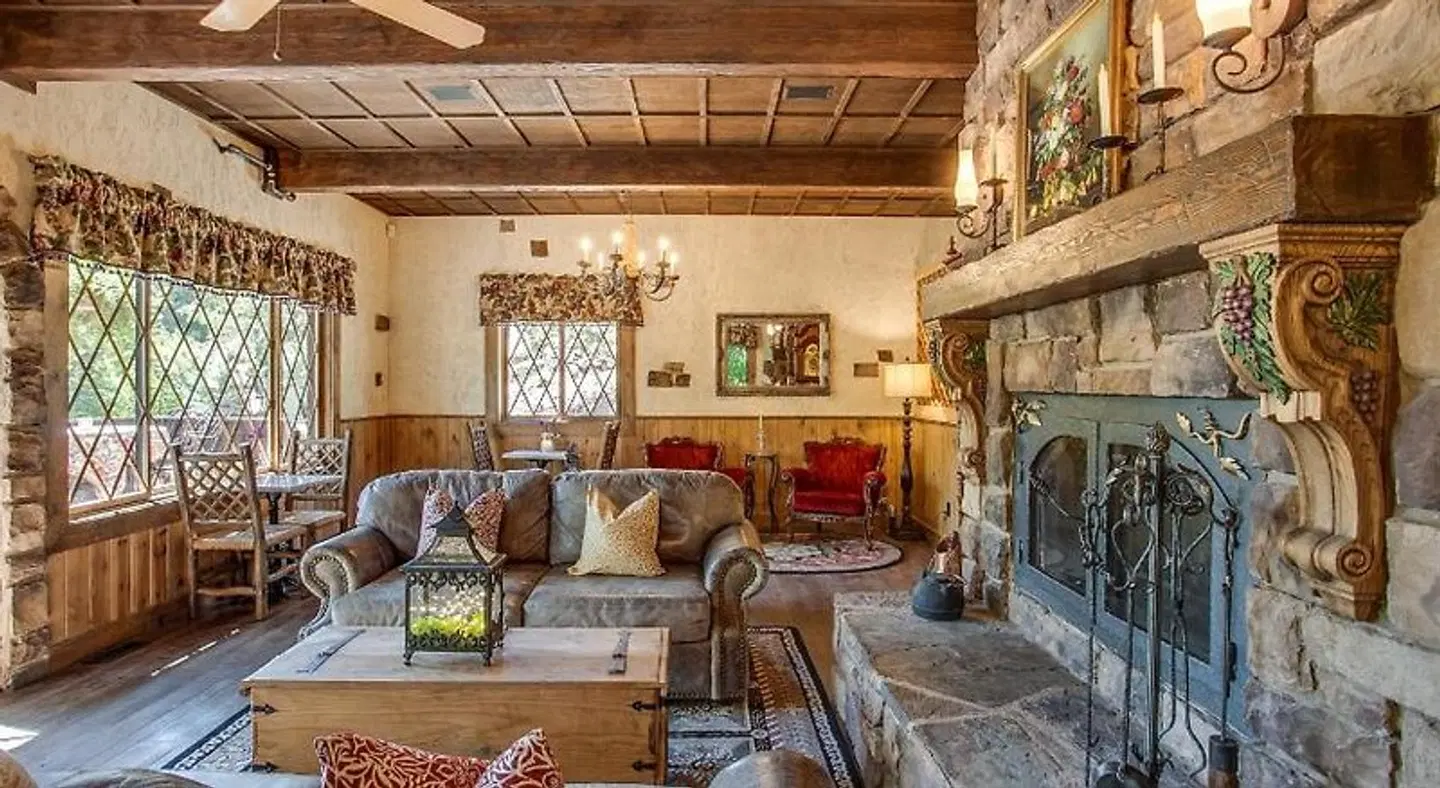 Storybook Riverside Inn Bar