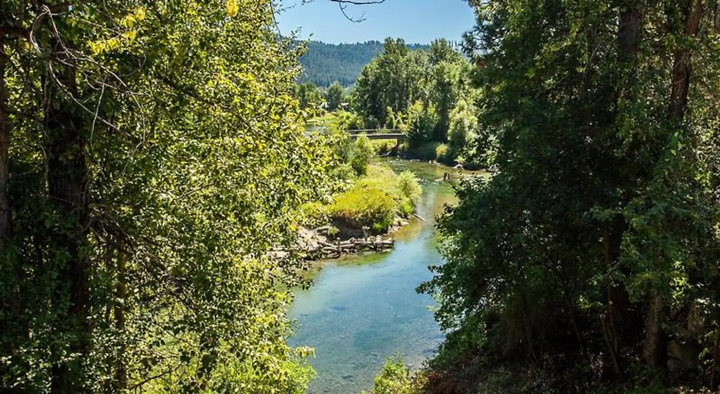 Storybook Riverside Inn Landschaft
