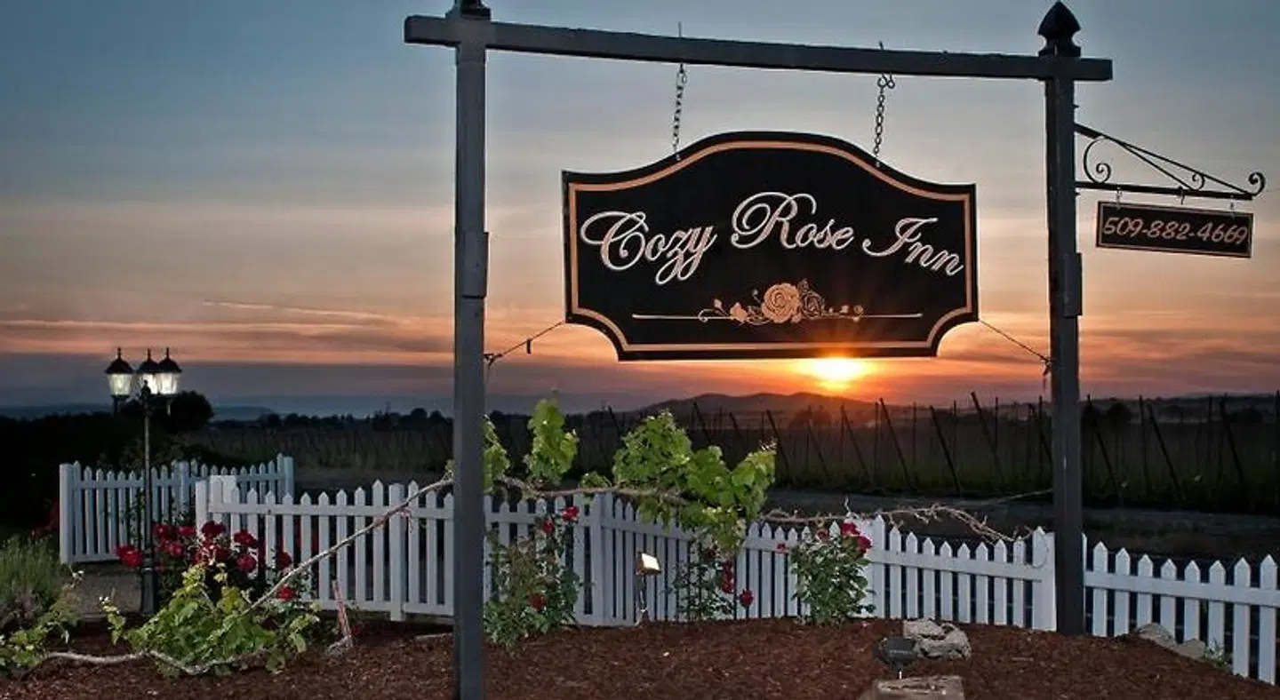 Cozy Rose Inn EXTERIOR