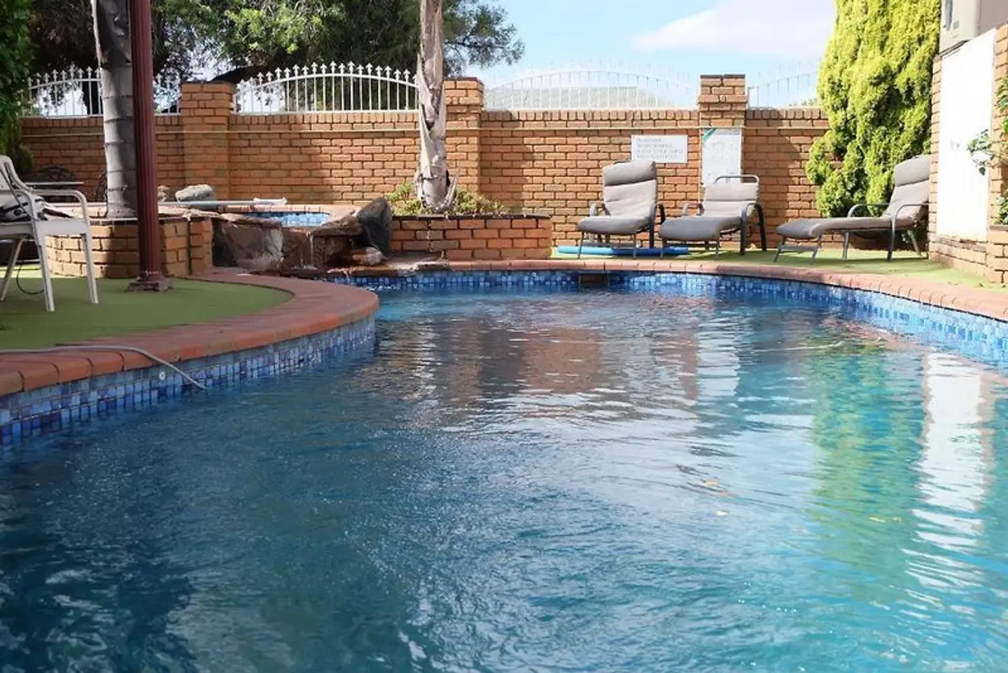 The Charles Sturt Motor Inn OUTDOOR_POOL