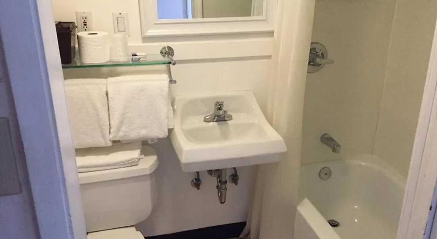 Valley Hotel & 24/7 Open Cafe Badezimmer