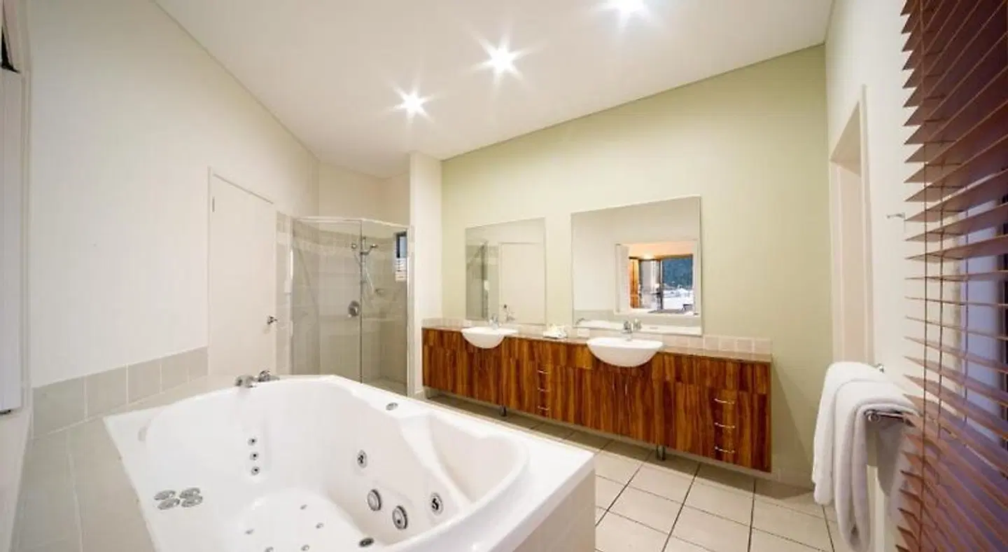 Portside Whitsunday Luxury Holiday Apartments Badezimmer