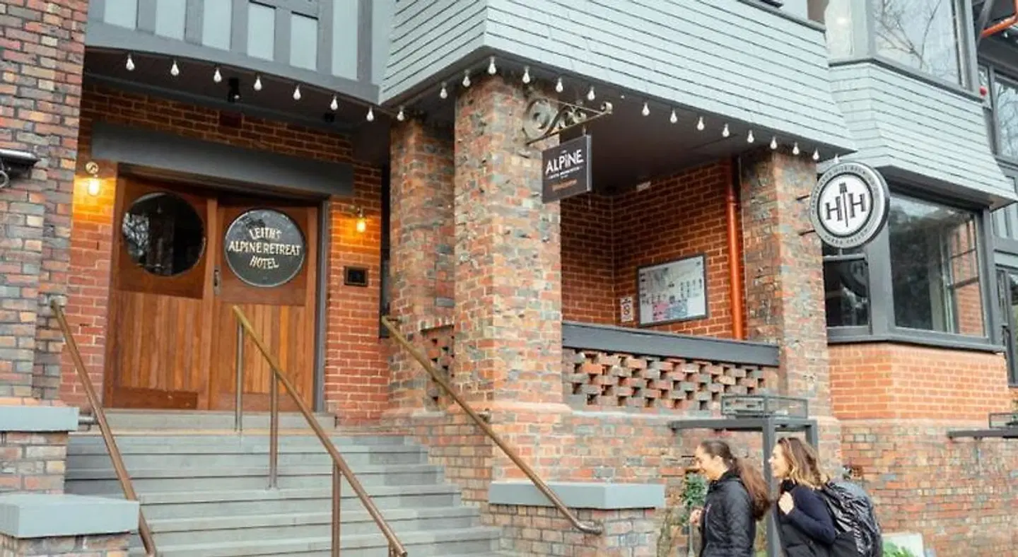 Alpine Hotel EXTERIOR