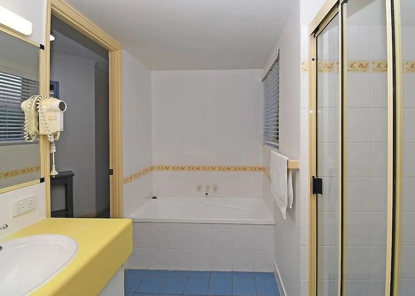 Alexander Beachfront Apartments Badezimmer