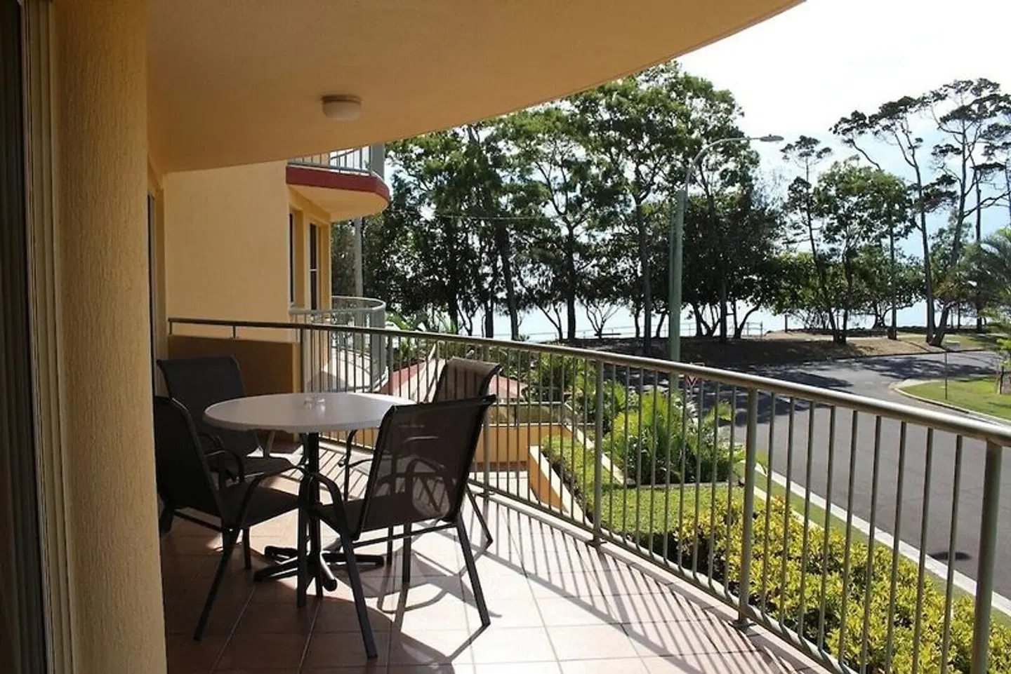 Alexander Beachfront Apartments Terrasse