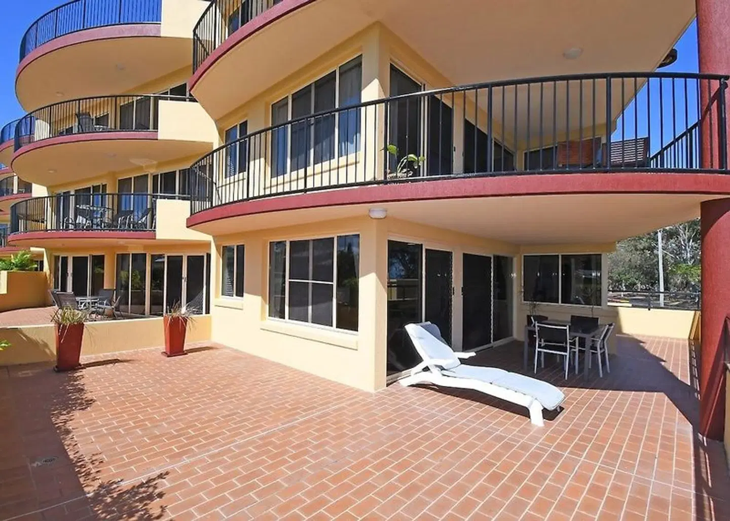 Alexander Beachfront Apartments Terrasse