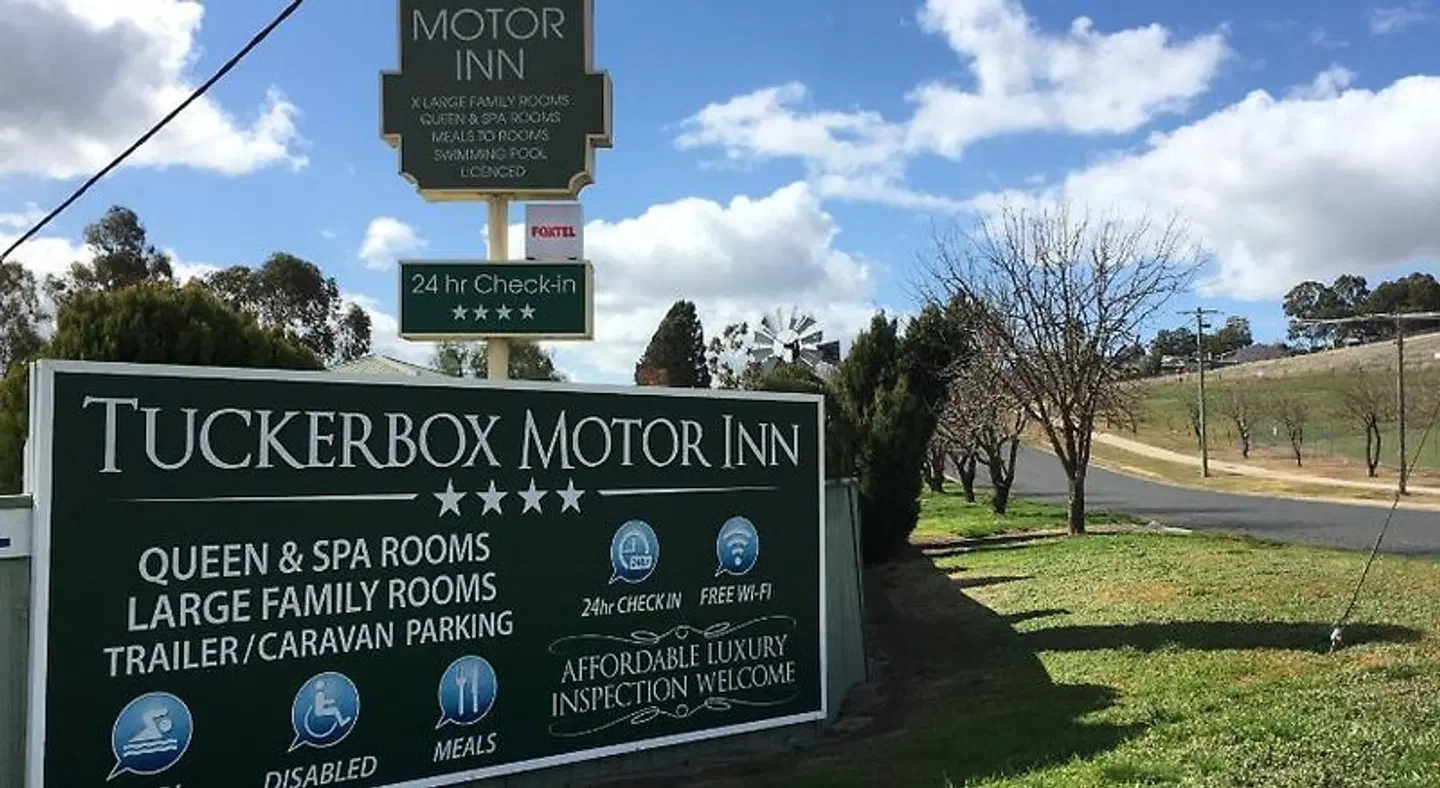 Tuckerbox Motor Inn EXTERIOR