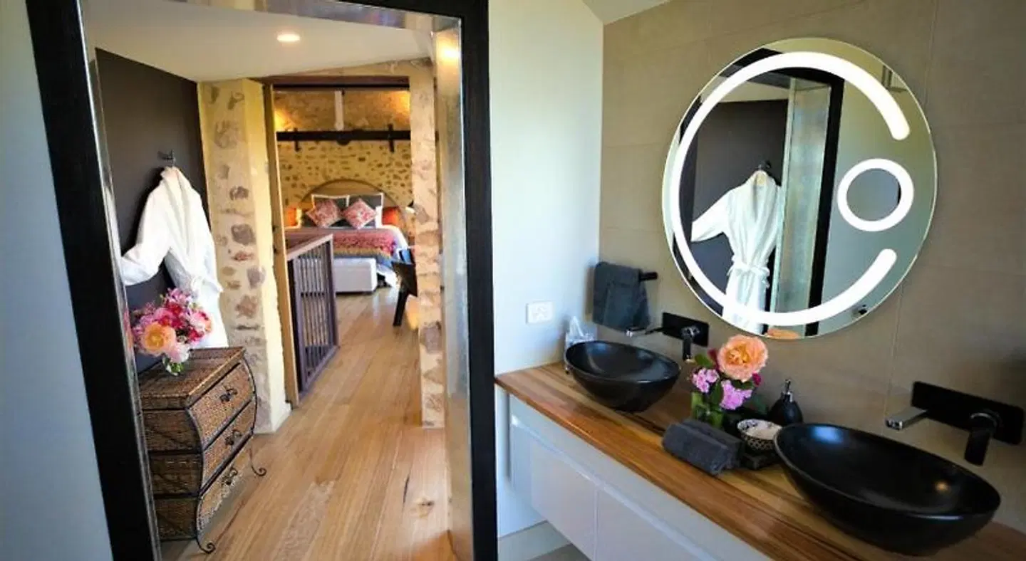 Old Chaff Mill Retreat - - luxury vineyard accommodation Badezimmer