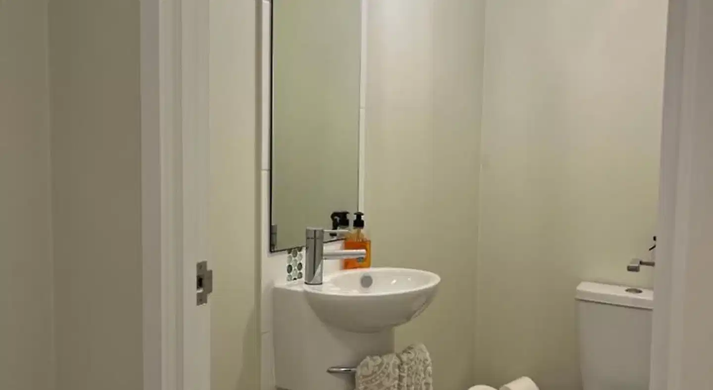 Airlie Summit Apartments Badezimmer