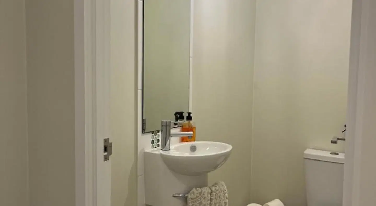 Airlie Summit Apartments Badezimmer