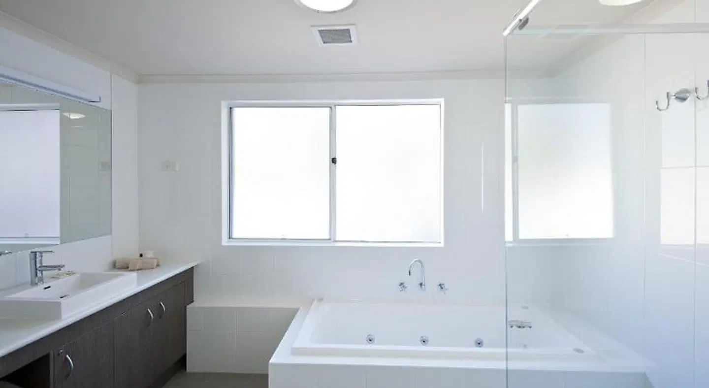 Mollymook Cove Apartments Badezimmer