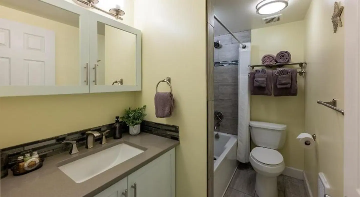 The Seaside Oceanfront Inn Badezimmer